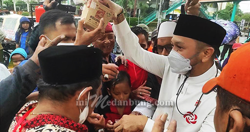 Giring Ganesha Bagi Nasi Box di Jumat Barokah