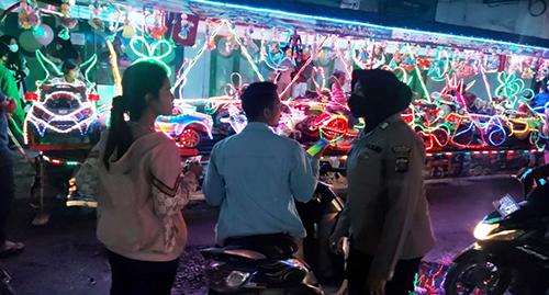 Turun ke Jalan Malam Hari Polwan Polres Asahan Ajak Warga Vaksin