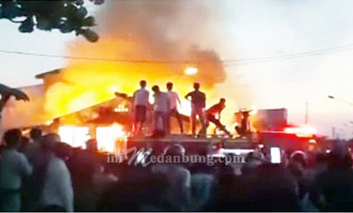 Akibat Bentrok 2 Kelopok Pemuda Rumah Warga Musnah Terbakar di Belawan