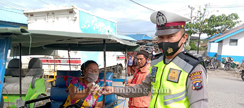 Sat Lantas Polres Asahan Bagikan Masker ke Pengguna Jalan