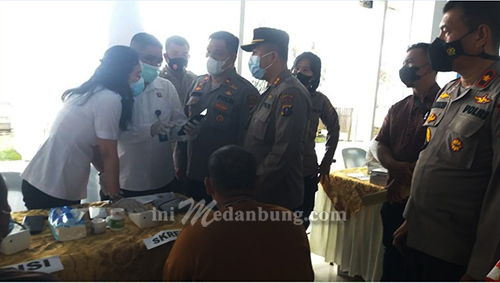 Kapolres Pelabuhan Belawan Bersama Muspika Mendengarkan Vikon dan Meninjau Vaksin