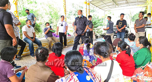 Syah Afandin Temui Pengunjuk Rasa yang Bermalam di DPRD Langkat .