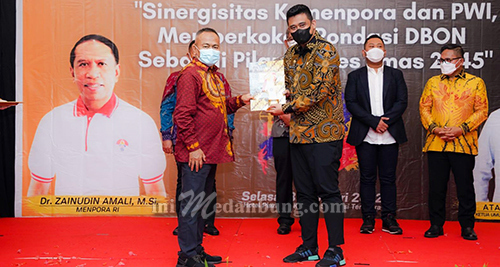 Bobby Nasution Raih Penghargaan Inisiator Olahraga Nasional