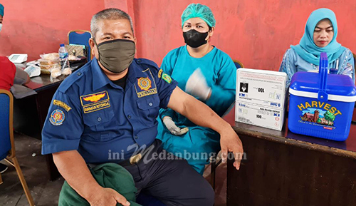 Dukung Percepatan Vaksinasi, Pegawai Dinas P2K Medan Disuntik Vaksin Booster