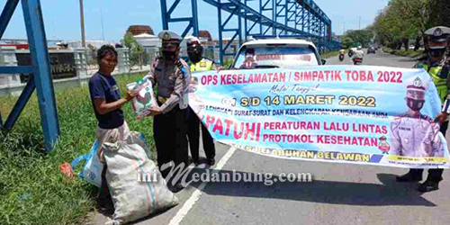 Polres Pelabuhan Belawan Pasangan Stiker Tertib Berlalu Lintas