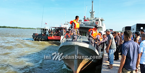 TNI Angkatan Laut Berhasil Evakuasi Penumpang Kapal Tenggelam