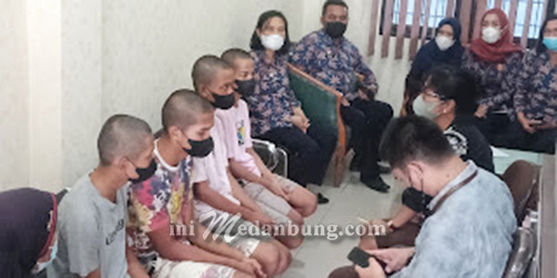 Polres Pelabuhan Belawan Serahkan 4 dari 5 Tersangka Begal ke Kejari Belawan