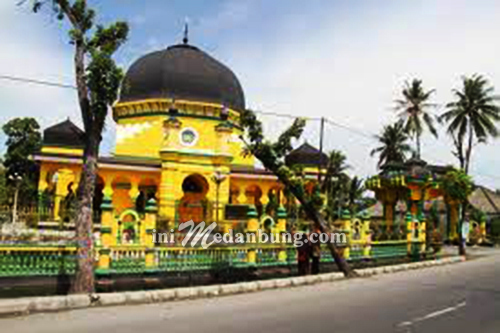 Sajian Bubur Pedas Tradisi Buka Puasa di Masjid Al Osmani Medan Labuhan