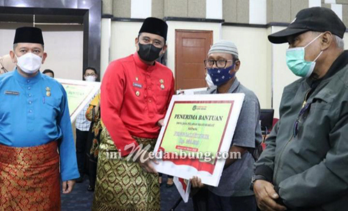 Bobby Serahkan Dana Jasa kepada 13.137 Warga Pelayan Masyarakat