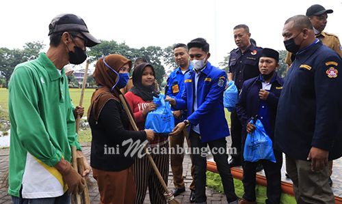 Karang Taruna Bagikan Bingkisan Lebaran Kepada Tenaga Kebersihan di Kota Binjai, Bentuk Kepedulian Anak Muda Bagi Masyarakat