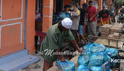 Polsek Sei Kepayang Kawal Penyaluran Bantuan Sembako Kepada Korban Kebakaran