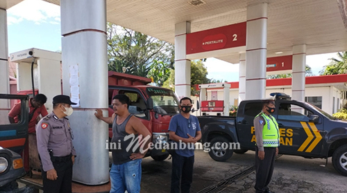 Antisipasi Kelangkaan BBM Solar, Polsek BP Mandoge Monitoring di SPBU