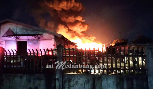 Rumah Semi Permanen Musnah Terbakar Dilahap Sijaga Merah