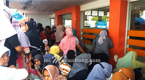 Ribuan Warga Serbu Kantor Pos &Giro Belawan