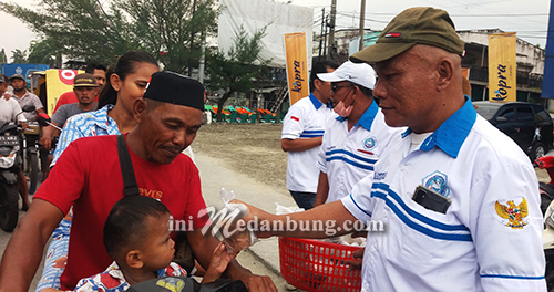 Permabem Belawan Bagikan Takjil Menjelang Berbuka Puasa