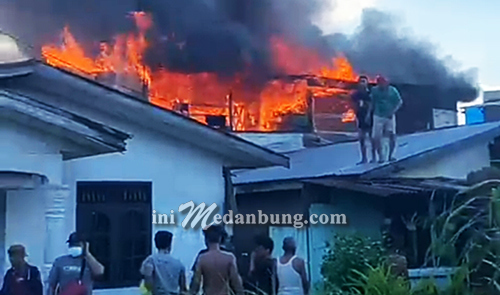 Dua Unit Rumah Warga Dilalap Sijago Merah di Medan Deli
