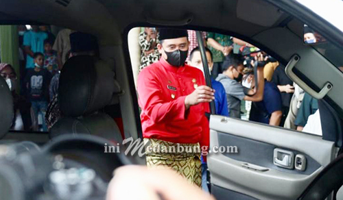 Bobby Nasution Serahkan Ambulans Umat pada BKM Ar-Raudhah