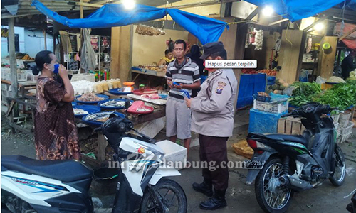 Polsek Bandar Pulau Bagikan Masker di Pajak Pagi Aek Songsongan