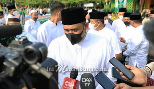 Bobby Nasution Shalat Idul Fitri di Lapangan Merdeka