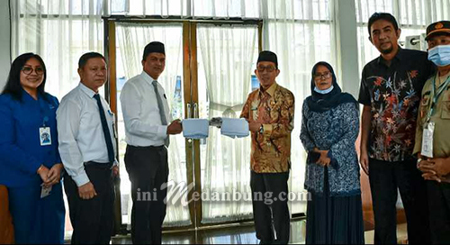 Dirut Perumda Tirtanadi Bagikan Handuk untuk Calon Jemaah Haji Sumut