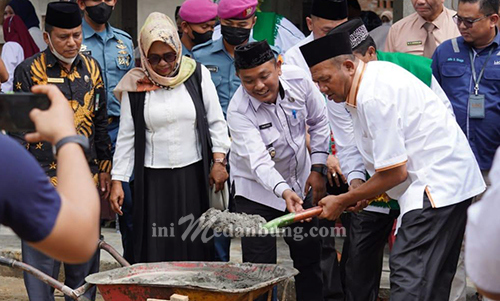 Afandin Berkeringat Mengaduk Semen Dipeletakan Batu Pertama Masjid Assyakirin