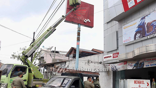 Tim Terpadu Pemko Medan Tertibkan Reklame Tak Berizin