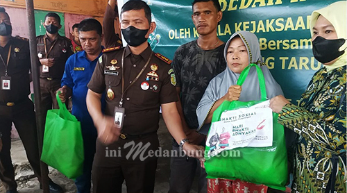HUT XXII Dharmakarini Kejari Belawan Gelar Baksos