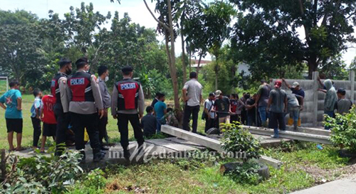 Lapangan Bola Dieksekusi, Warga Terluka Diseret Polisi
