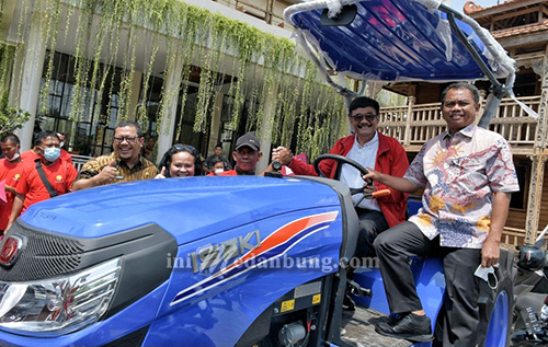 Petani Sergai Terima Bantuan, Bupati: “Pertanian Sektor Penopang Ekonomi Nasional”