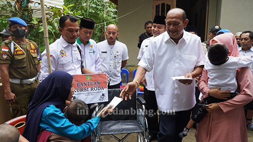 Syah Afandin Serahkan Kunci Bedah Rumah & Kursi Roda untuk Disabilitas