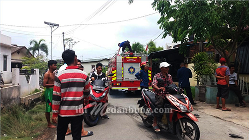 Tower Listrik Bertegangan Tinggi Terbakar Warga Heboh