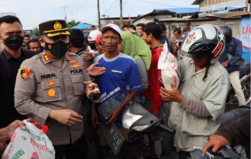 Ratusan Warga Belawan Menerima Bantuan Kapoldasu
