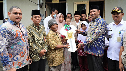 Plt Bupati Langkat Serahkan Kunci Rumah & Santuni 35 Anak Yatim di Tanjung Pura