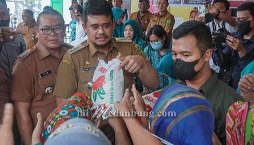 Pemko Medan Buka Pasar Murah, Bobby: Semoga Masyarakat Terbantu