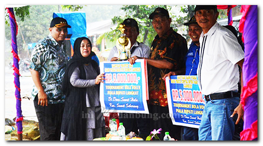 Syah Afandin Serahkan 532 Bantuan Stimulan Perumahan untuk Warga Berpenghasilan Rendah