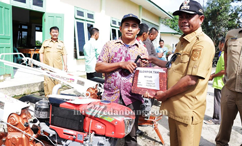 Serahkan Bantuan Traktor, Bupati Sergai Ajak Petani Berternak
