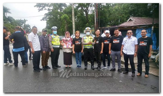 Forum Wartawan Pemprov Sumut Bagi Brosur Sosialiasi Pemutihan Denda Pajak Kendaraan Bermotor di Depan Balai Kota Siantar