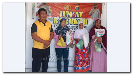 Polsek Kota Kisaran Bagi Bansos ke Masyarakat