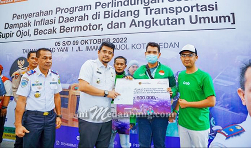 Walikota Salurkan Bantuan Subsidi Transportasi Kepada 17.229 Penerima Manfaat