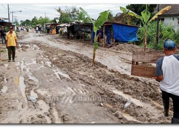 Akibat Rusak Parah, Warga Jalan Rawe Martubung Tanam Pohon Pisang