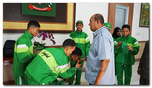 Syah Afandin Lepas 6 Santri Langkat Mengikuti Pospenas di Solo