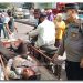 Pengemudi Sepeda Motor Terkapar Menabrak Pantat Truk