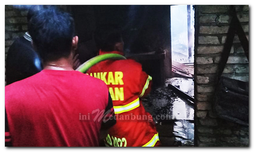 Diduga Arus Pendek, Rumah Anita Hangus Terbakar di Kisaran Timur