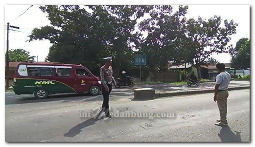 Wanita Pejalan Kaki Ditabrak Hingga Terpelanting Keudara, Pelaku Kabur