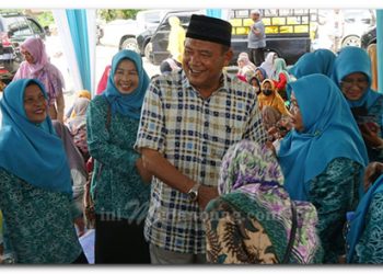 Syah Afandin Serahkan 150 Paket Sembako untuk Guru Ngaji se-Teluk Aru