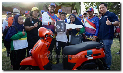Bobby Tarik Undian Berhadiah di Pembukaan Porwil VIII Medan, Siswa SDN Dapat Sepeda Motor