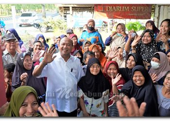 Syah Afandin Bagikan 300 Paket Sembako untuk Masyarakat Terdampak Abu Pembangunan Tol