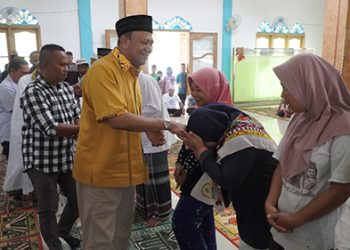 Ratusan Paket Sembako Dibagikan PKS Mulia Tani Jaya, Afandin Ajak Warga Bersyukur