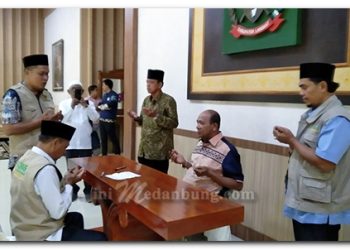 Plt Bupati Langkat Serahkan Zakat Mal Rp150 Juta ke Baznas