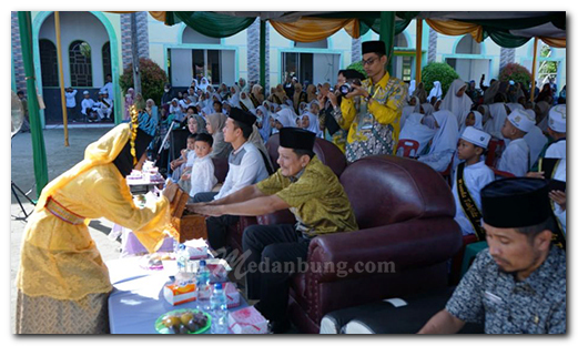 Bupati Asahan Ikuti Prosesi Wisuda Santri Ponpes Bahrul Uluum Al-Kamal